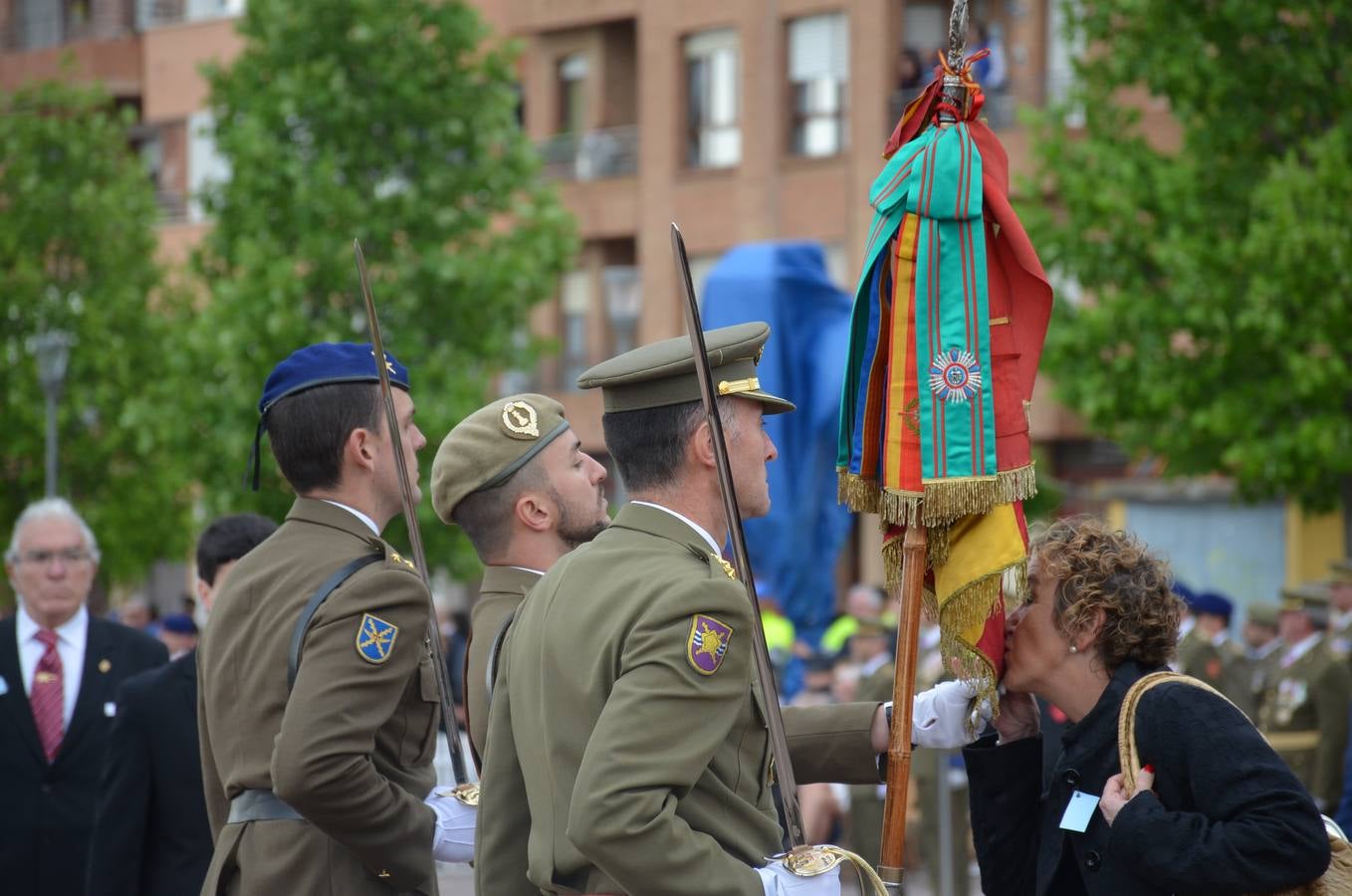 Más de 400 riojanos juraron bandera en Calahorra en una ceremonia marcada por la lluvia