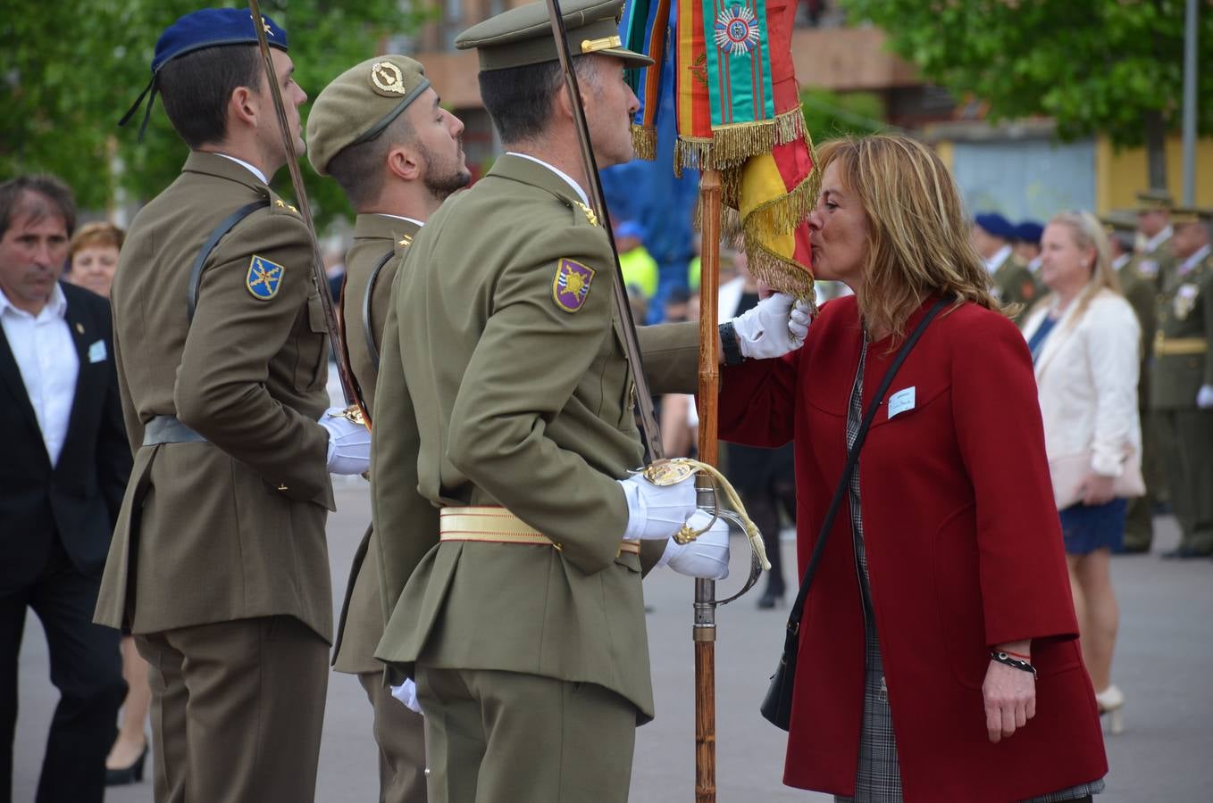 Más de 400 riojanos juraron bandera en Calahorra en una ceremonia marcada por la lluvia