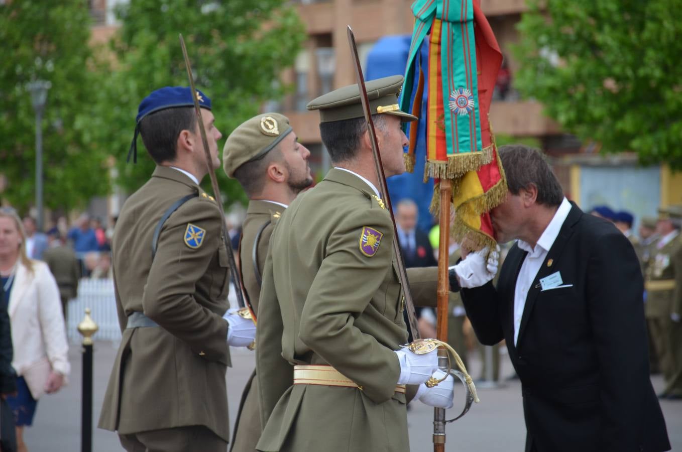 Más de 400 riojanos juraron bandera en Calahorra en una ceremonia marcada por la lluvia