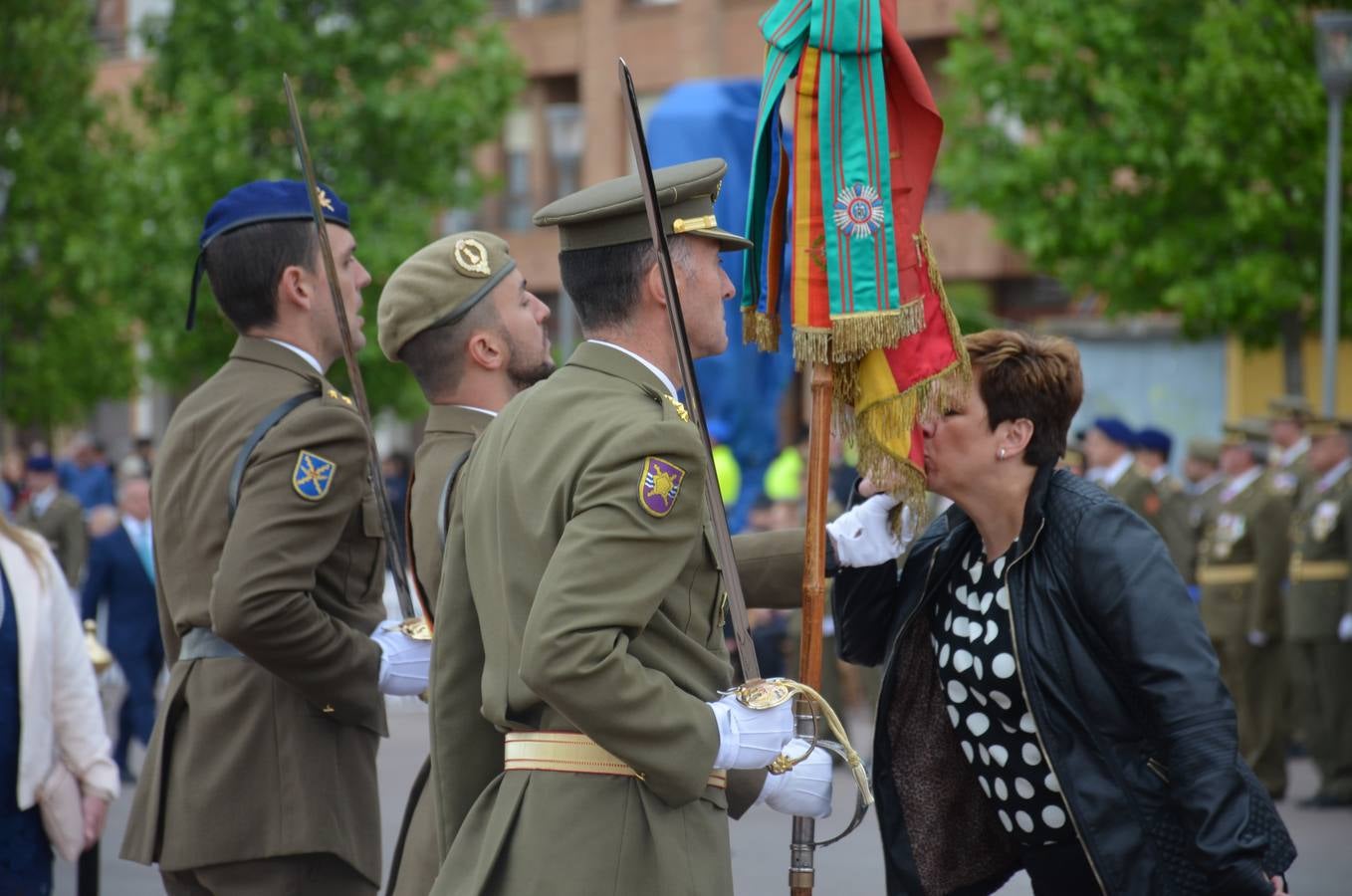 Más de 400 riojanos juraron bandera en Calahorra en una ceremonia marcada por la lluvia