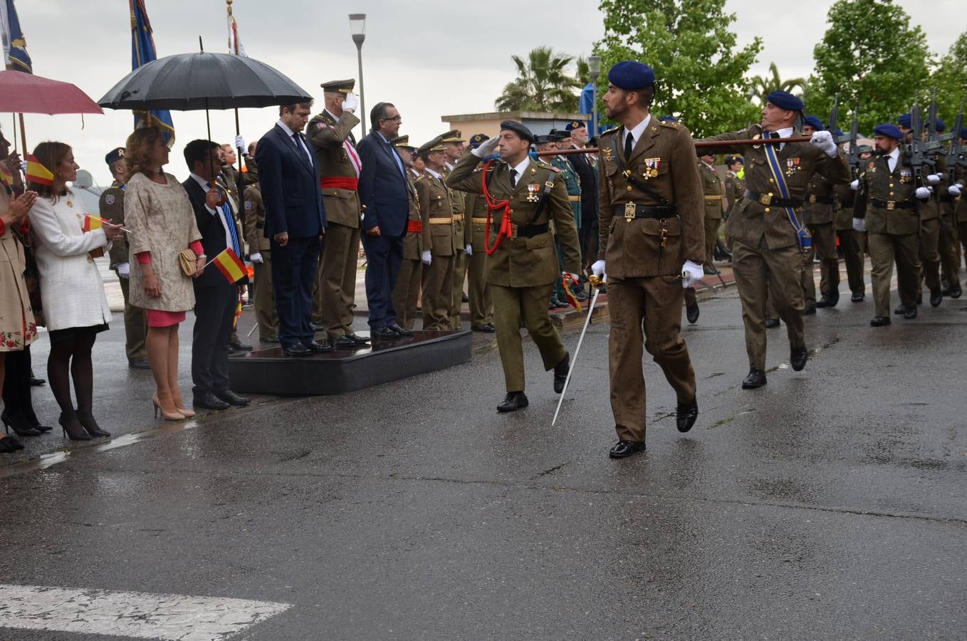 Más de 400 riojanos juraron bandera en Calahorra en una ceremonia marcada por la lluvia