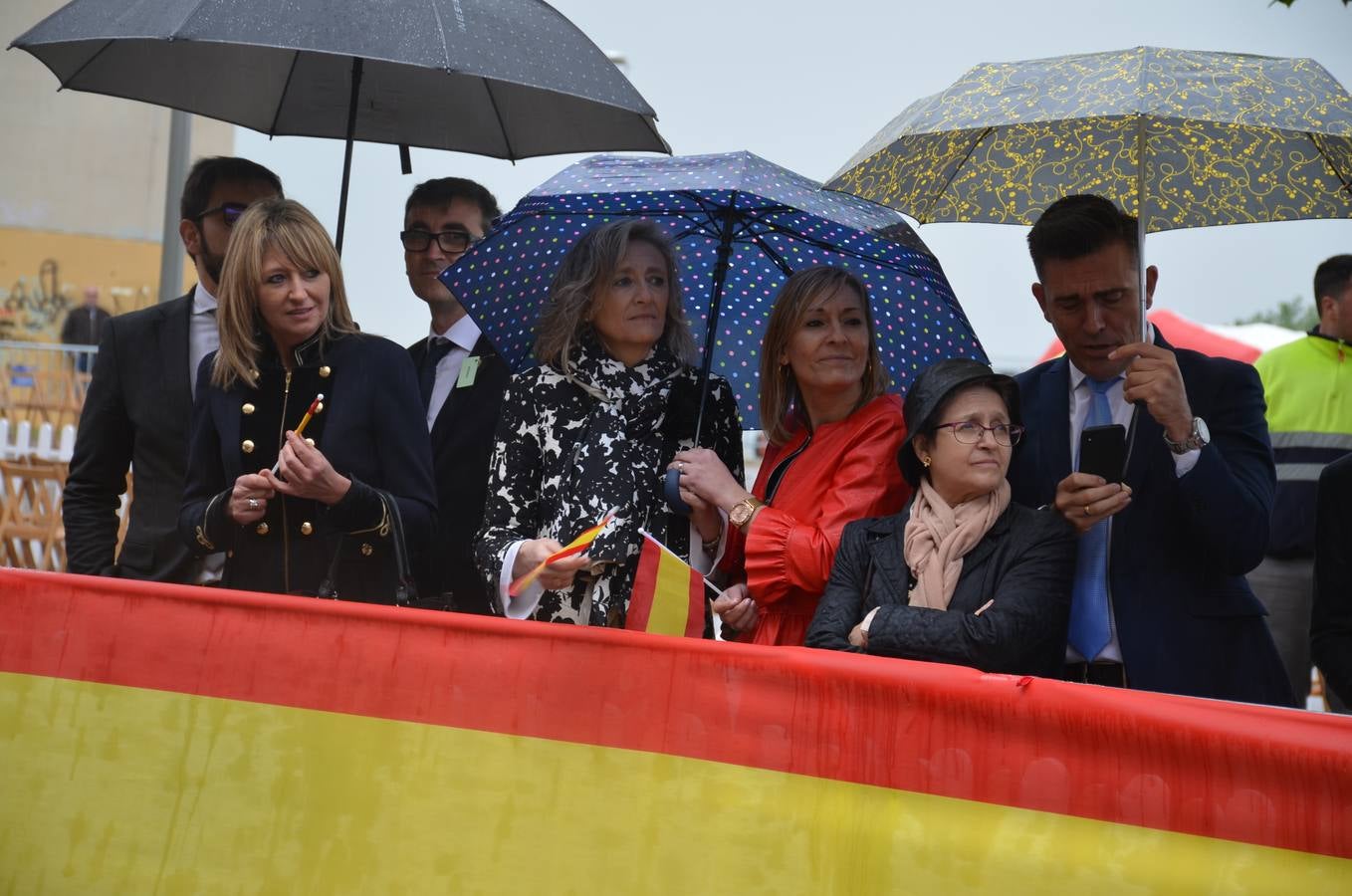 Más de 400 riojanos juraron bandera en Calahorra en una ceremonia marcada por la lluvia