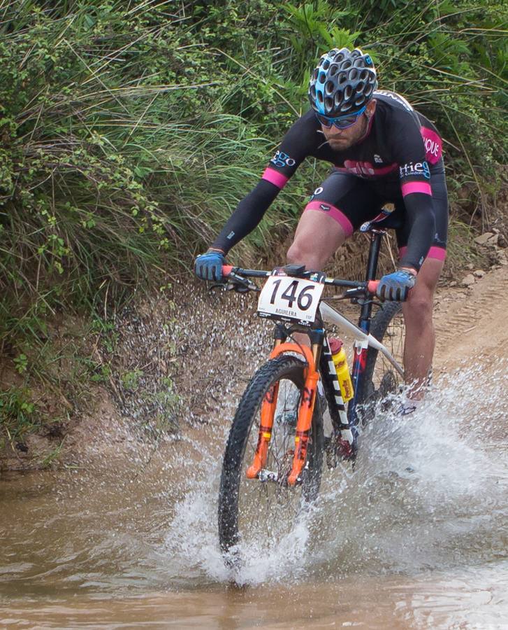 Los ciclistas, a su paso por Entrena.