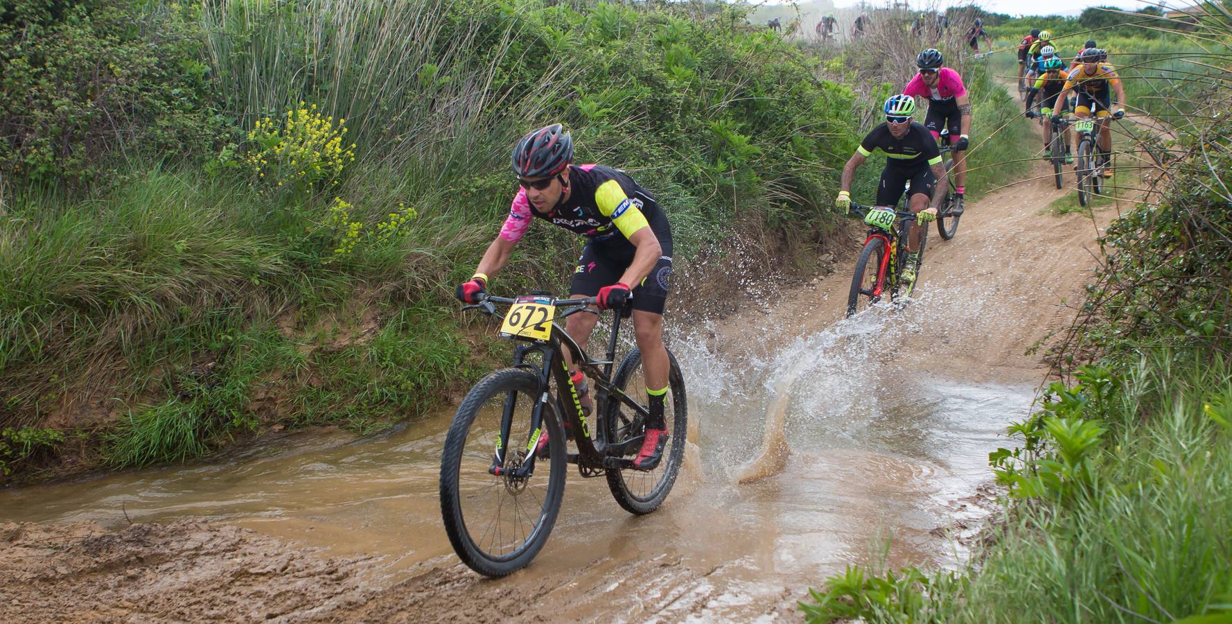 Los ciclistas, a su paso por Entrena.