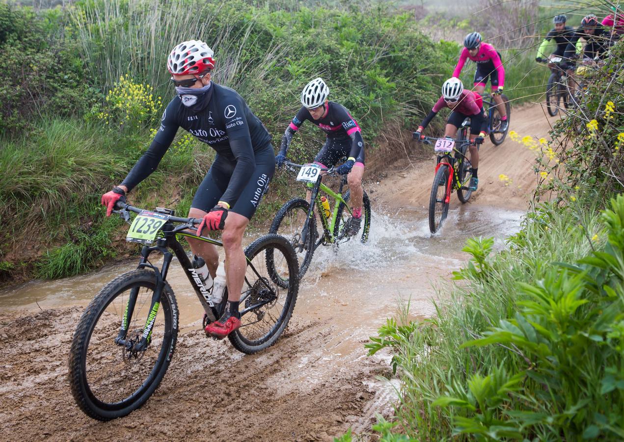 Los ciclistas, a su paso por Entrena.