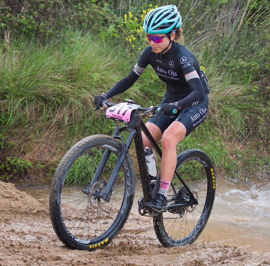 Los ciclistas, a su paso por Entrena.