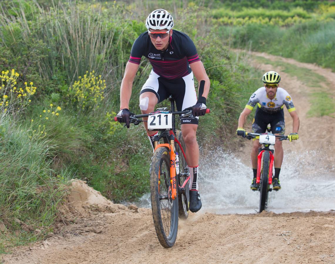 Los ciclistas, a su paso por Entrena.