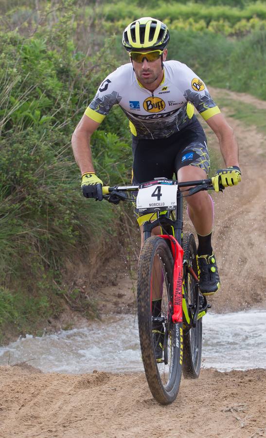 Los ciclistas, a su paso por Entrena.