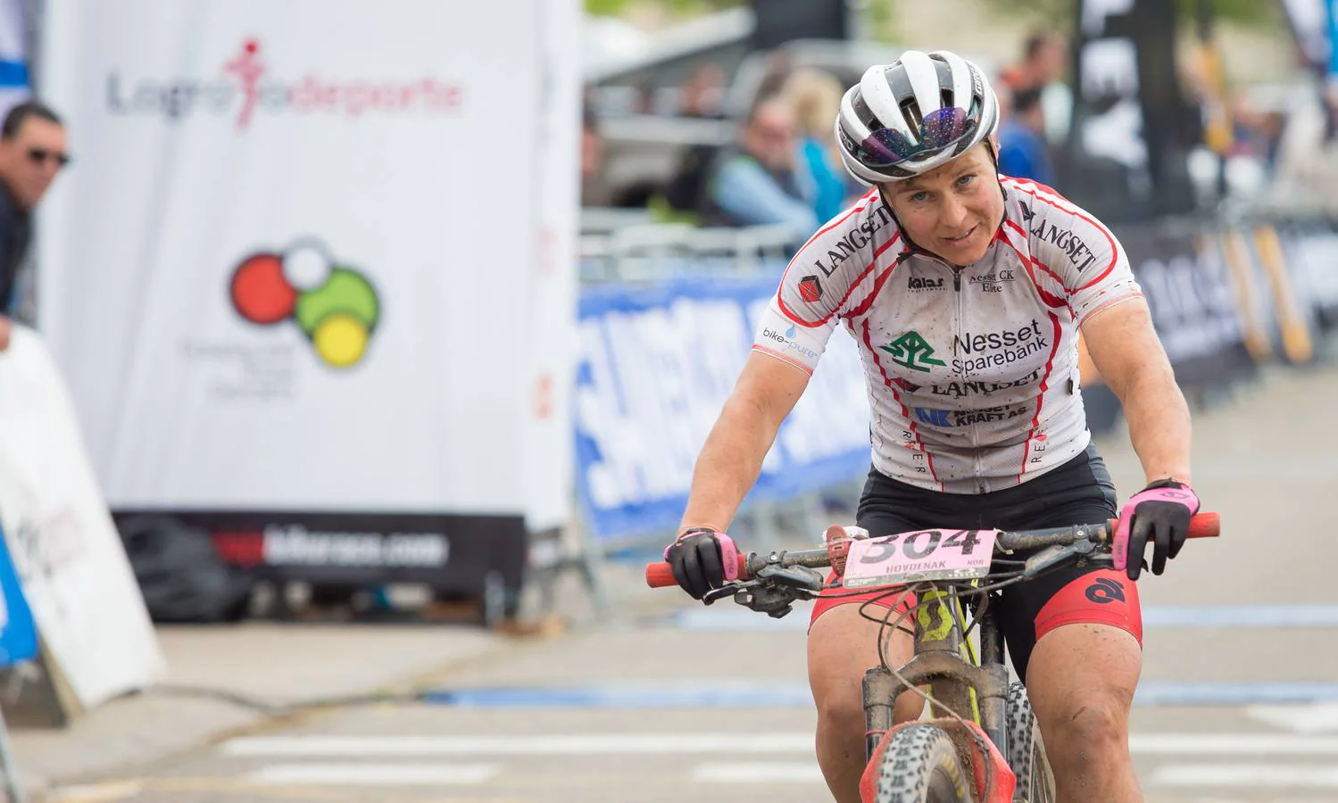 Los ganadores de la carrera ciclista, en la meta.