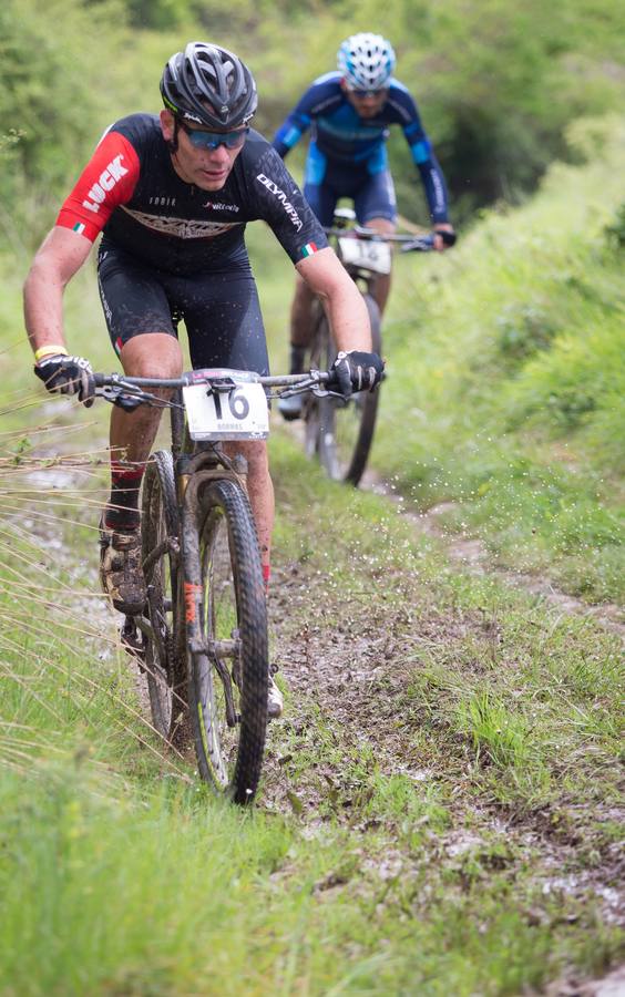 Los ciclistas pasaron también por Sojuela.