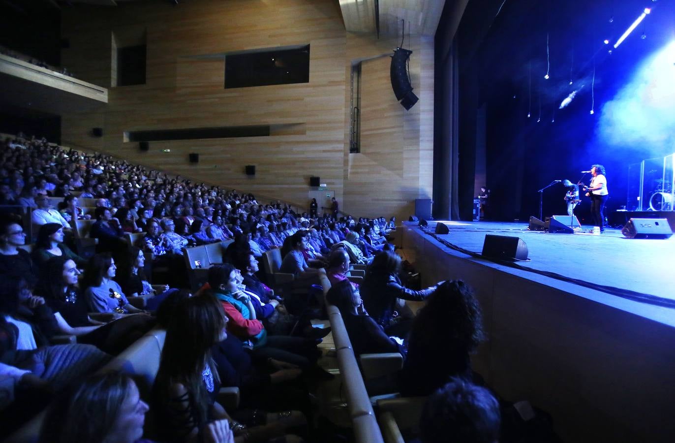 La cantante canaria presentó ayer su nuevo disco en Riojafórum.