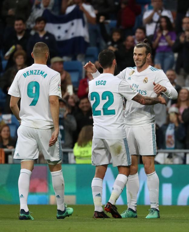 Isco felicita a Bale tras el primer gol de éste. :: efe
