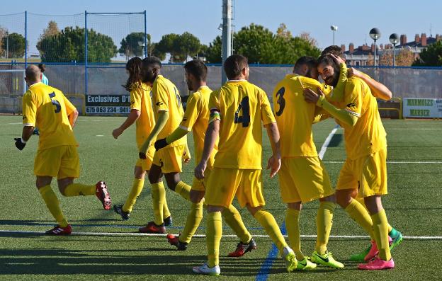 Los jugadores del Yagüe festejan un gol :: s. martínez