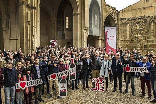 Momento del brindis en la localidad navarra de Viana. ::
