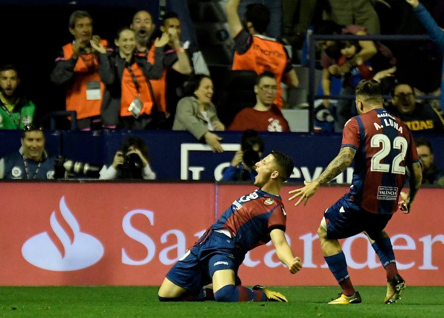 El Barça perdió la imbatibilidad en el Ciutat de Valencia a pesar del hat-trick de Coutinho y el penalti transformado por Suárez. Con esta victoria, el Levante acumula cinco consecutivas en casa