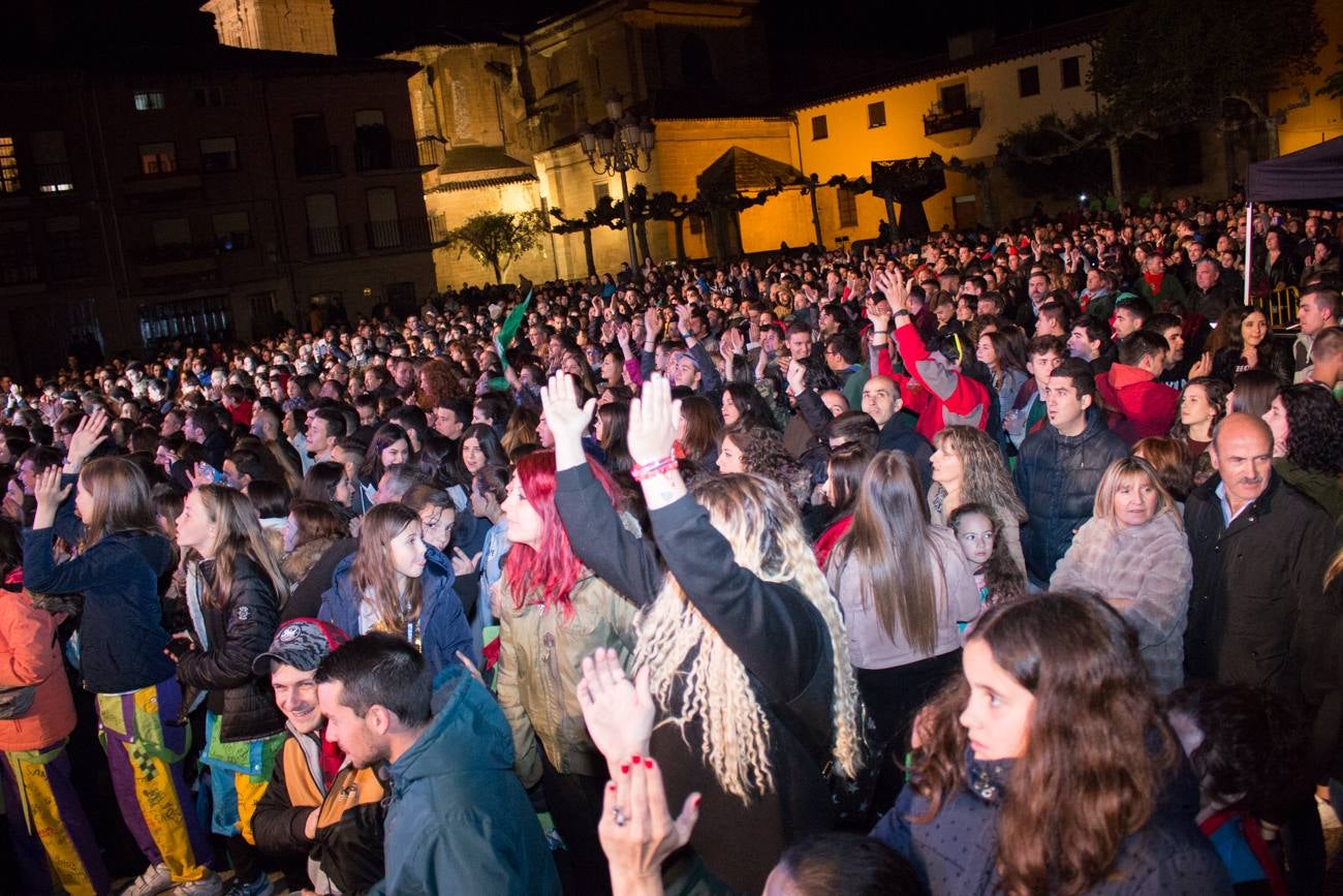 Efecto pasillo ofreció un concierto en la medianoche del sábado, en la plaza de España de Santo Domingo de la Calzada