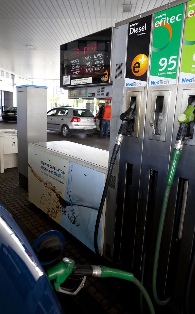 Surtidor de combustible en una gasolinera de Logroño. :: S.T.
