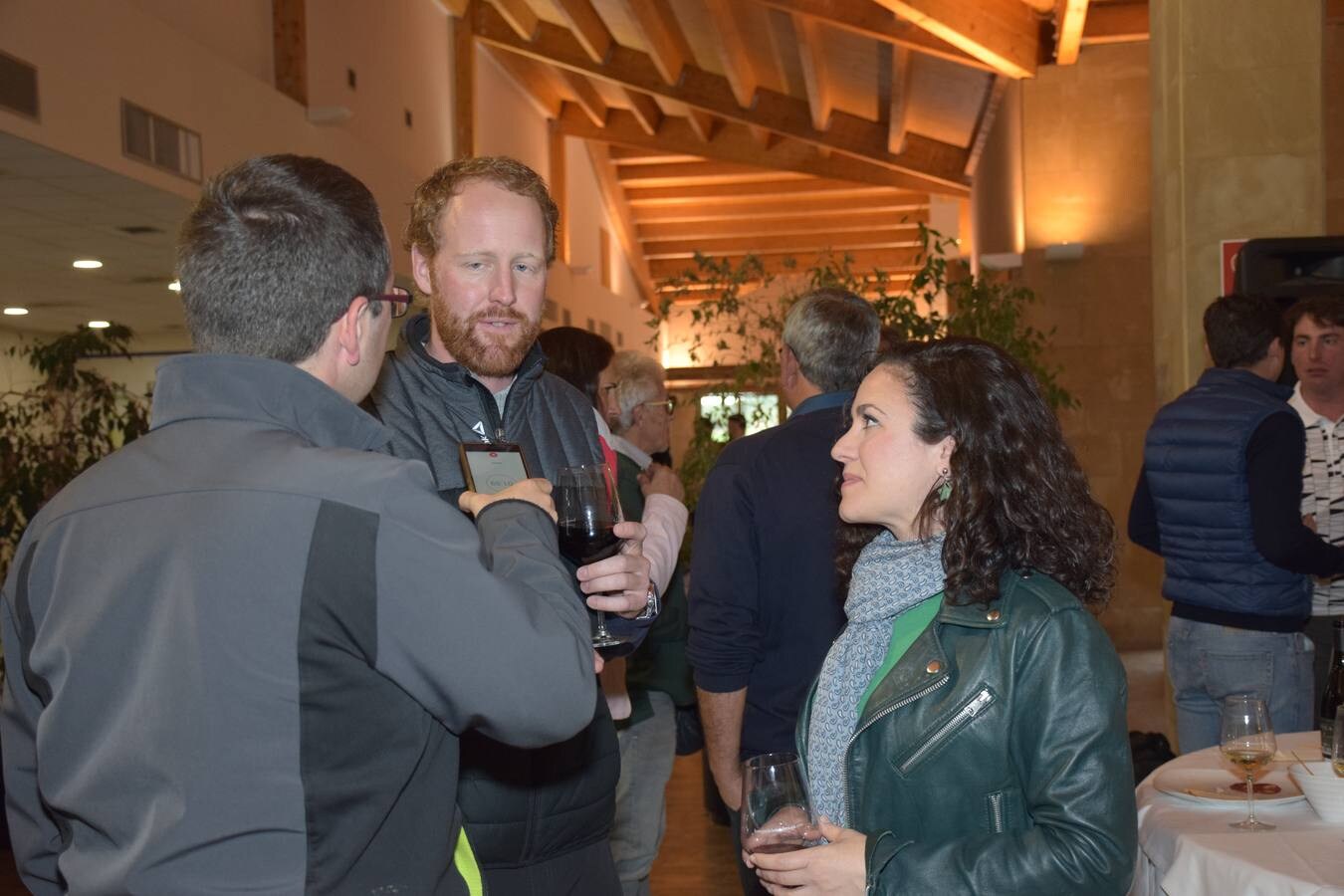 Los asistentes disfrutaron tras la jornada de juego de la cata de dos vinos de Bodegas Perica.