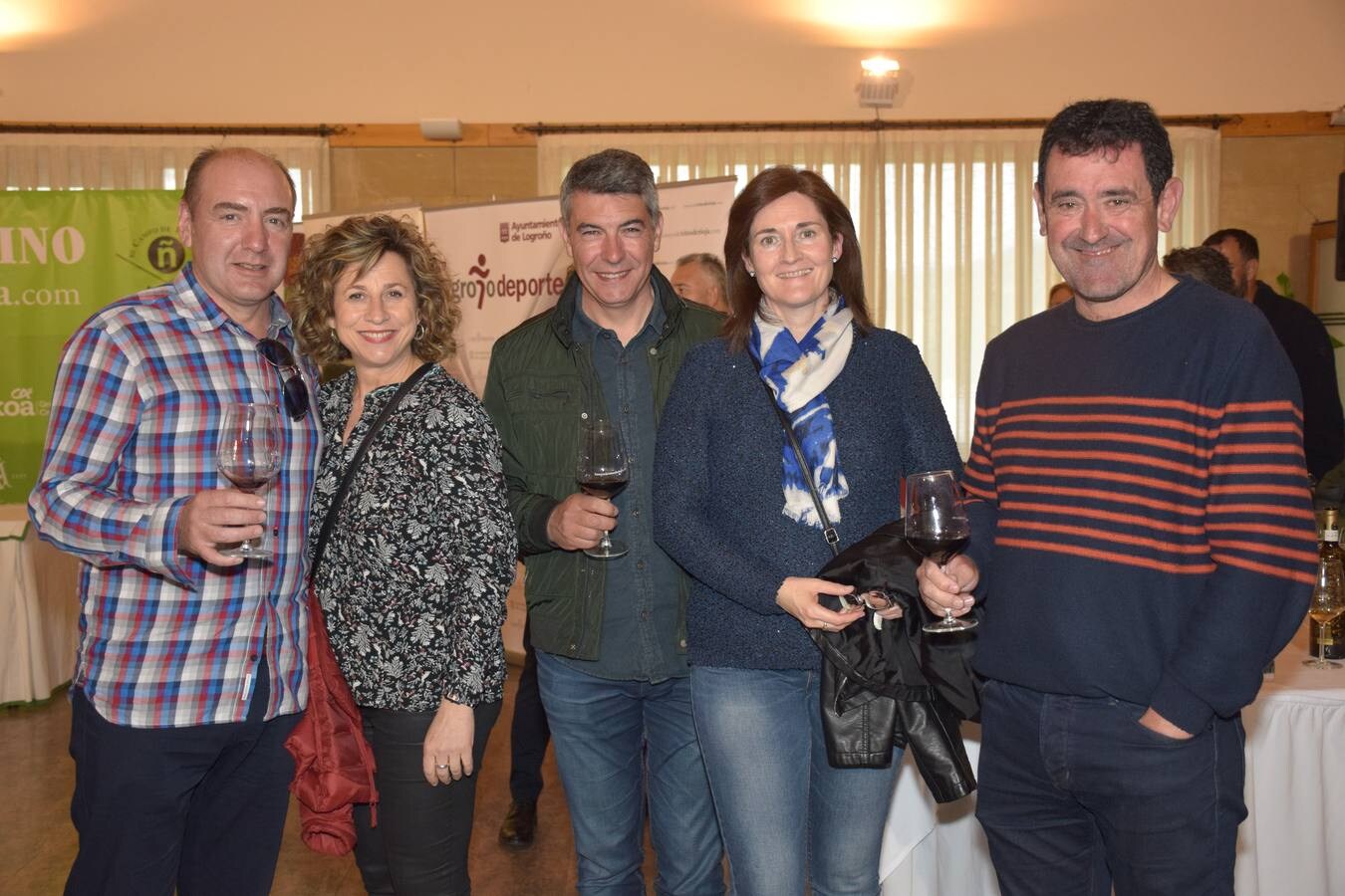 Los asistentes disfrutaron tras la jornada de juego de la cata de dos vinos de Bodegas Perica.