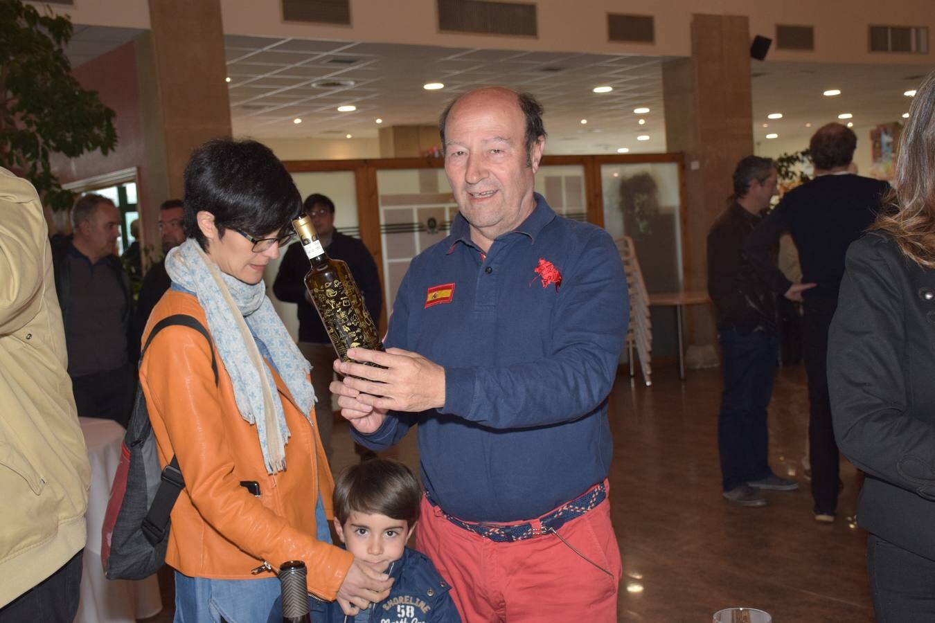 Los asistentes disfrutaron tras la jornada de juego de la cata de dos vinos de Bodegas Perica.