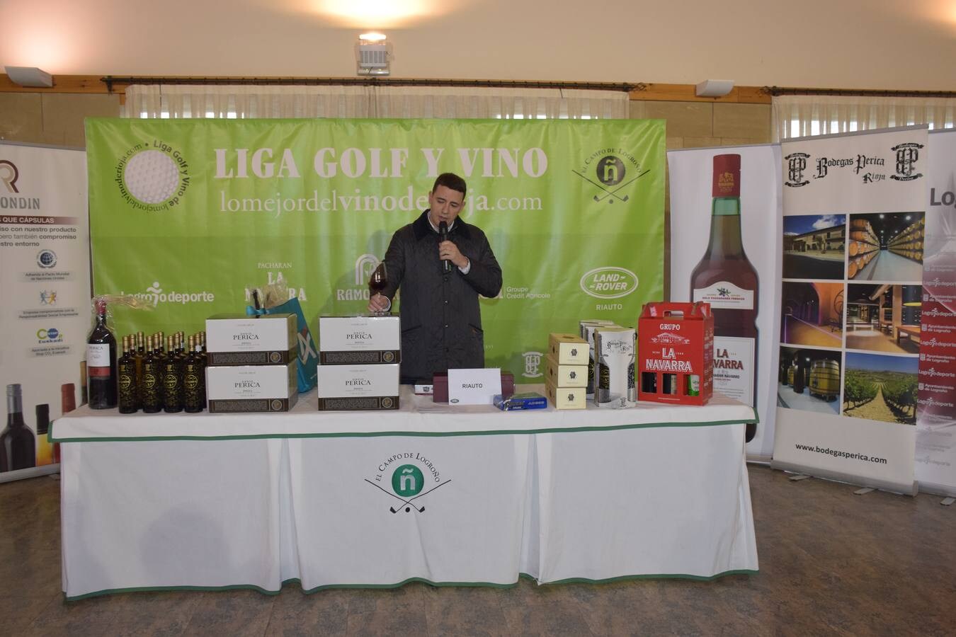 Los ganadores del torneo de la LIga de Golf y Vino recibieron sus premios.