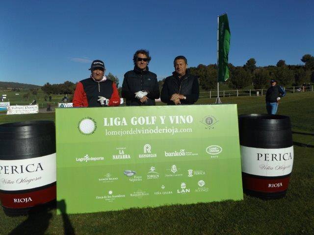 Los participantes en el Torneo Bodegas Perica, de la Liga de Golf y Vino de lomejordelvinoderioja.com, preparados para el juego.