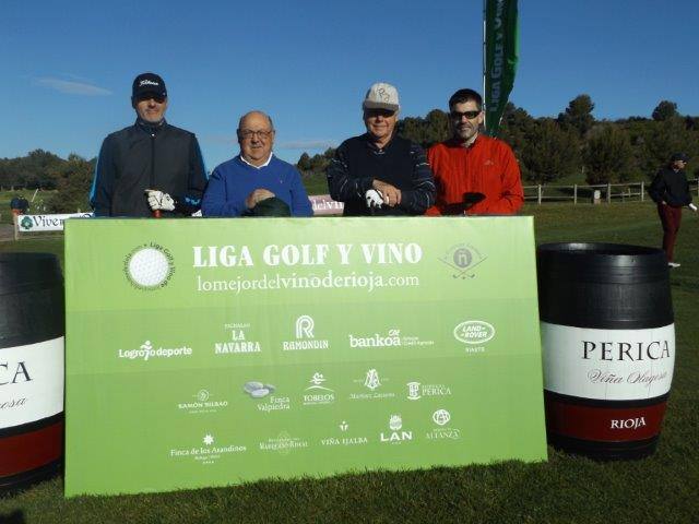 Los participantes en el Torneo Bodegas Perica, de la Liga de Golf y Vino de lomejordelvinoderioja.com, preparados para el juego.