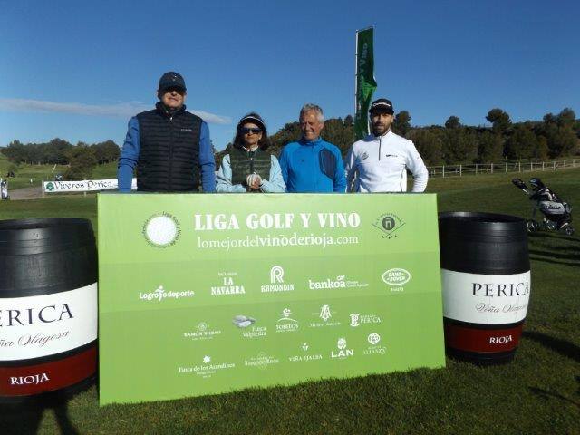 Los participantes en el Torneo Bodegas Perica, de la Liga de Golf y Vino de lomejordelvinoderioja.com, preparados para el juego.