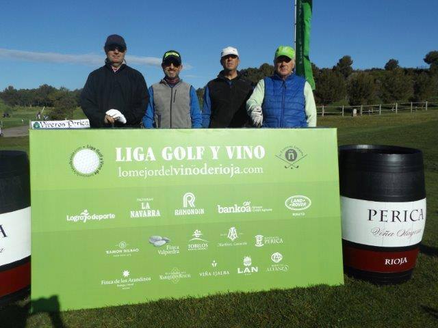 Los participantes en el Torneo Bodegas Perica, de la Liga de Golf y Vino de lomejordelvinoderioja.com, preparados para el juego.