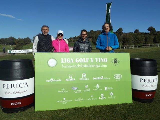 Los participantes en el Torneo Bodegas Perica, de la Liga de Golf y Vino de lomejordelvinoderioja.com, preparados para el juego.