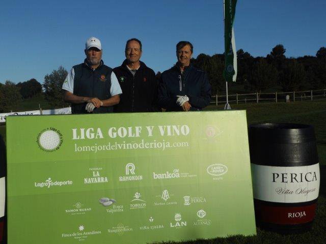 Los participantes en el Torneo Bodegas Perica, de la Liga de Golf y Vino de lomejordelvinoderioja.com, preparados para el juego.
