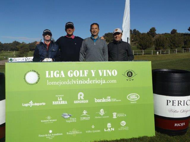 Los participantes en el Torneo Bodegas Perica, de la Liga de Golf y Vino de lomejordelvinoderioja.com, preparados para el juego.