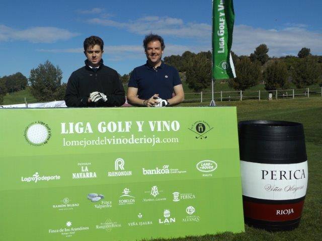 Los participantes en el Torneo Bodegas Perica, de la Liga de Golf y Vino de lomejordelvinoderioja.com, preparados para el juego.