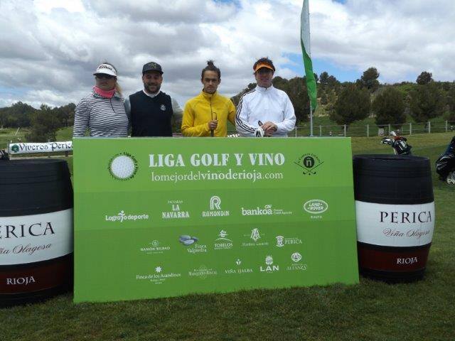 Los participantes en el Torneo Bodegas Perica, de la Liga de Golf y Vino de lomejordelvinoderioja.com, preparados para el juego.