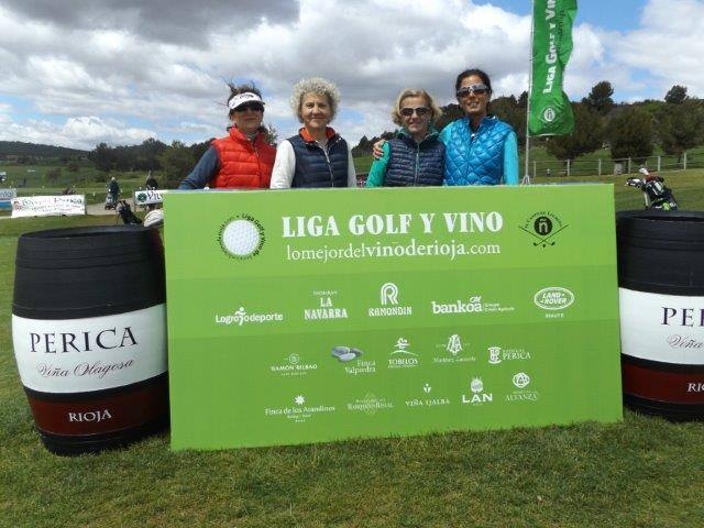 Los participantes en el Torneo Bodegas Perica, de la Liga de Golf y Vino de lomejordelvinoderioja.com, preparados para el juego.