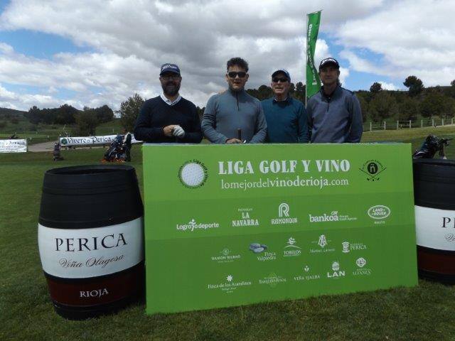 Los participantes en el Torneo Bodegas Perica, de la Liga de Golf y Vino de lomejordelvinoderioja.com, preparados para el juego.