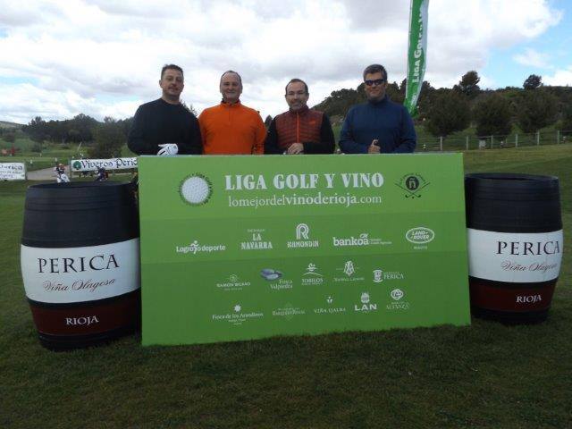 Los participantes en el Torneo Bodegas Perica, de la Liga de Golf y Vino de lomejordelvinoderioja.com, preparados para el juego.
