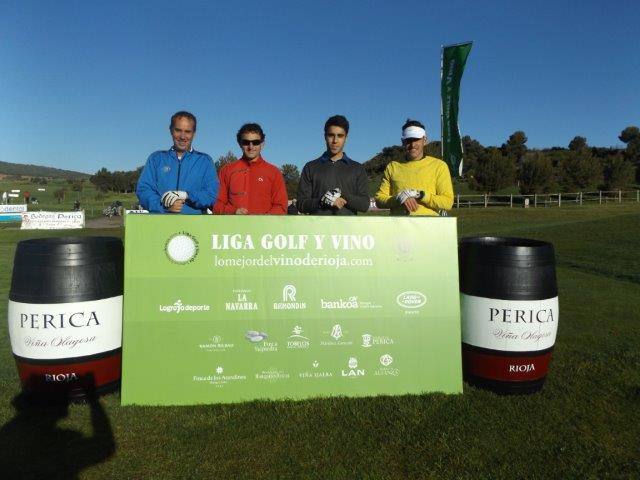 Los participantes en el Torneo Bodegas Perica, de la Liga de Golf y Vino de lomejordelvinoderioja.com, preparados para el juego.