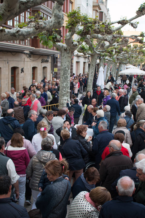 La úlltima jornada de las fiestas de Santo Domingo esuvieron marcadas por la procesión de San Isidro y por elreparto de rosquillas y moscatel a cargo del Ayuntamiento.