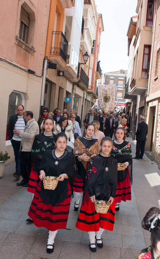 La úlltima jornada de las fiestas de Santo Domingo esuvieron marcadas por la procesión de San Isidro y por elreparto de rosquillas y moscatel a cargo del Ayuntamiento.