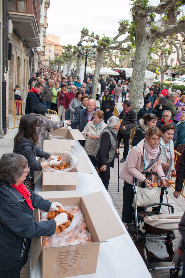 La úlltima jornada de las fiestas de Santo Domingo esuvieron marcadas por la procesión de San Isidro y por elreparto de rosquillas y moscatel a cargo del Ayuntamiento.