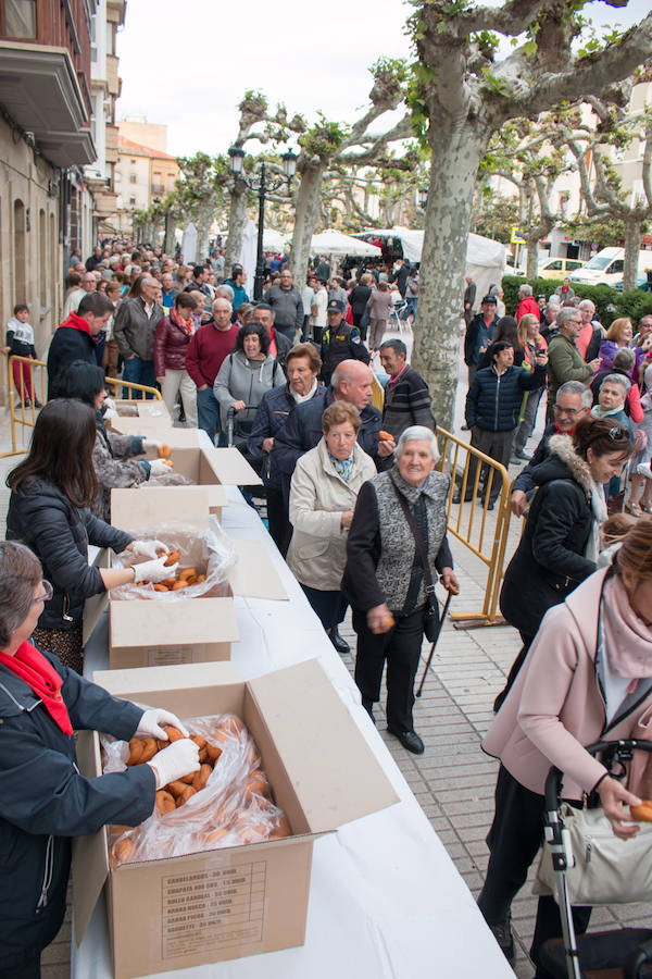 La úlltima jornada de las fiestas de Santo Domingo esuvieron marcadas por la procesión de San Isidro y por elreparto de rosquillas y moscatel a cargo del Ayuntamiento.