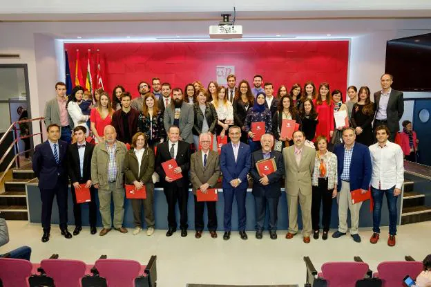 Foto de familia de los homenajeados ayer durante la celebración del XXVI Día de la Universidad de La Rioja. :: ur
