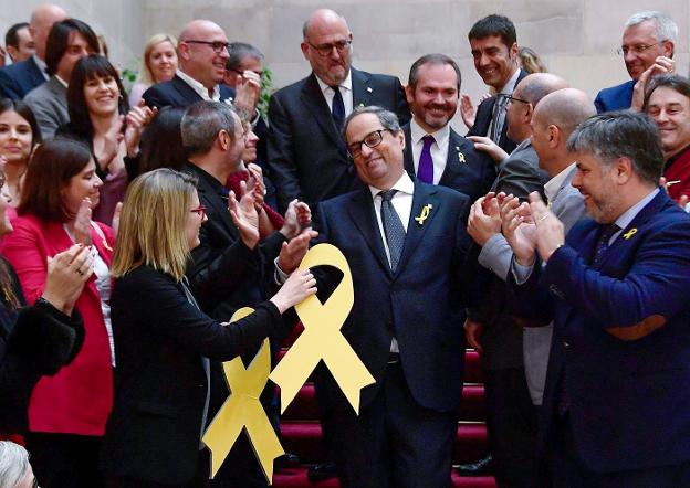 Torra recibe los aplausos de los diputados independentistas tras ser investido por el Parlamento de Cataluña. :: Marcel.lí Sàenz