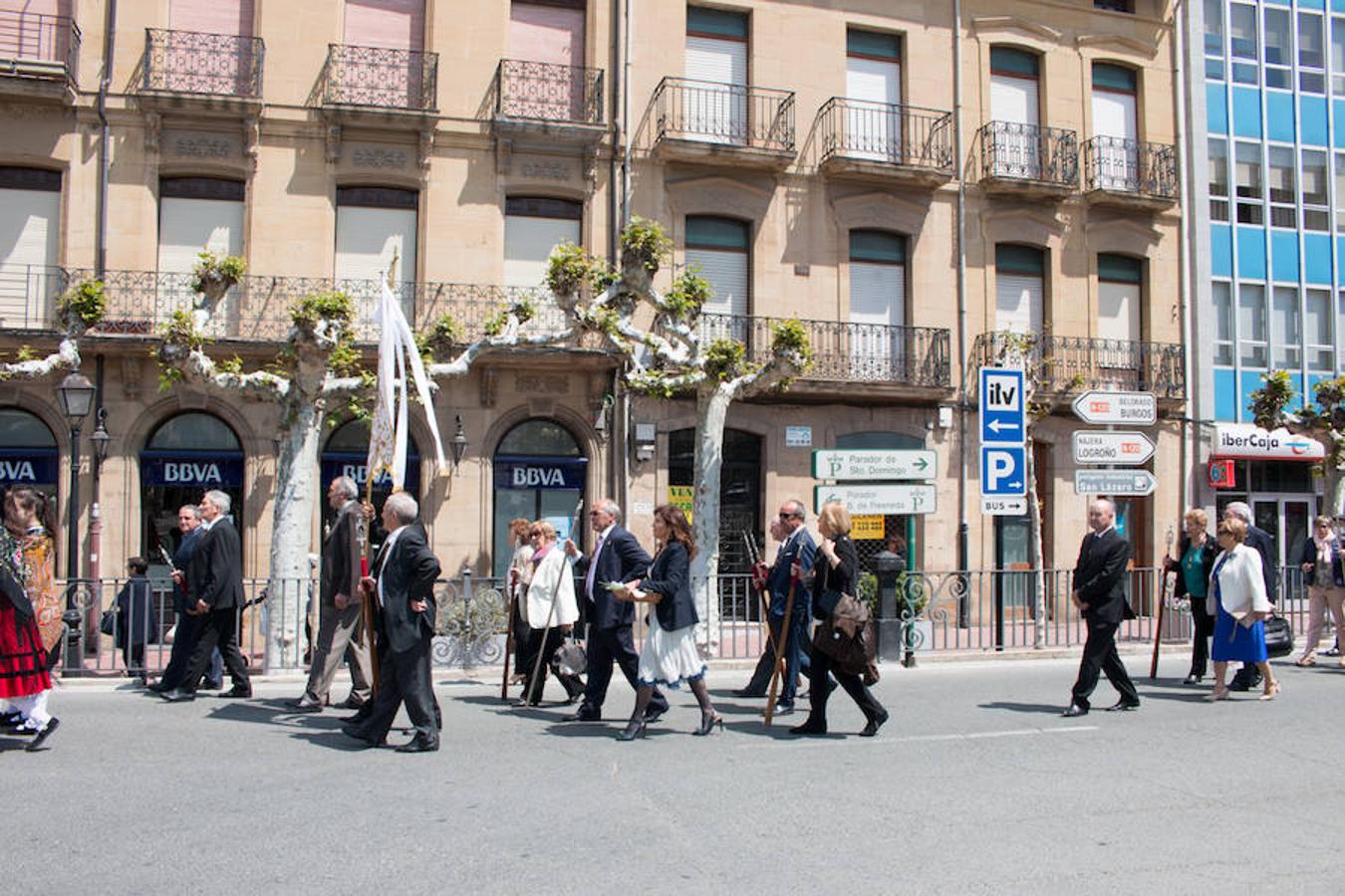 La úlltima jornada de las fiestas de Santo Domingo esuvieron marcadas por la procesión de San Isidro y por elreparto de rosquillas y moscatel a cargo del Ayuntamiento.