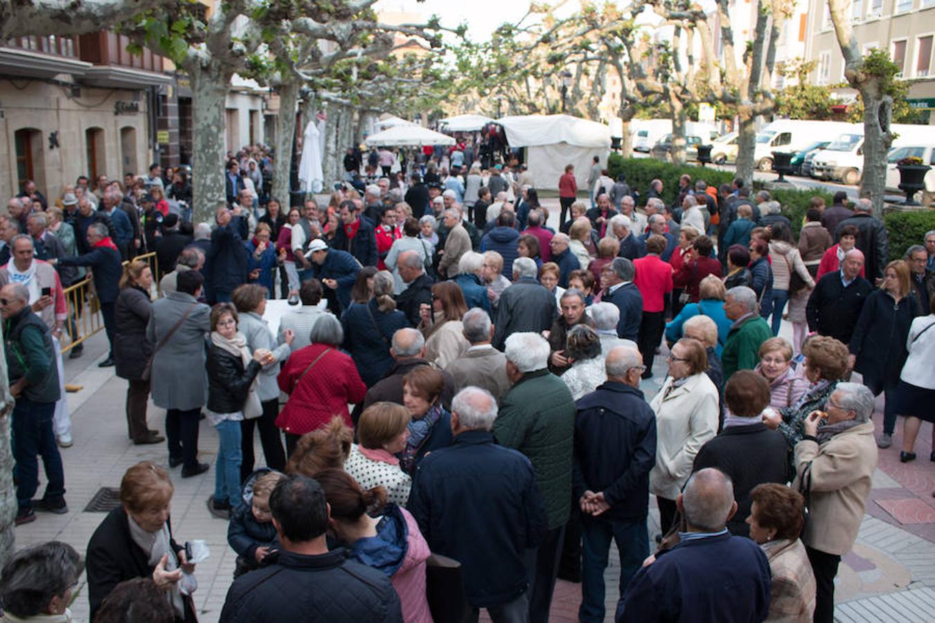 La úlltima jornada de las fiestas de Santo Domingo esuvieron marcadas por la procesión de San Isidro y por elreparto de rosquillas y moscatel a cargo del Ayuntamiento.