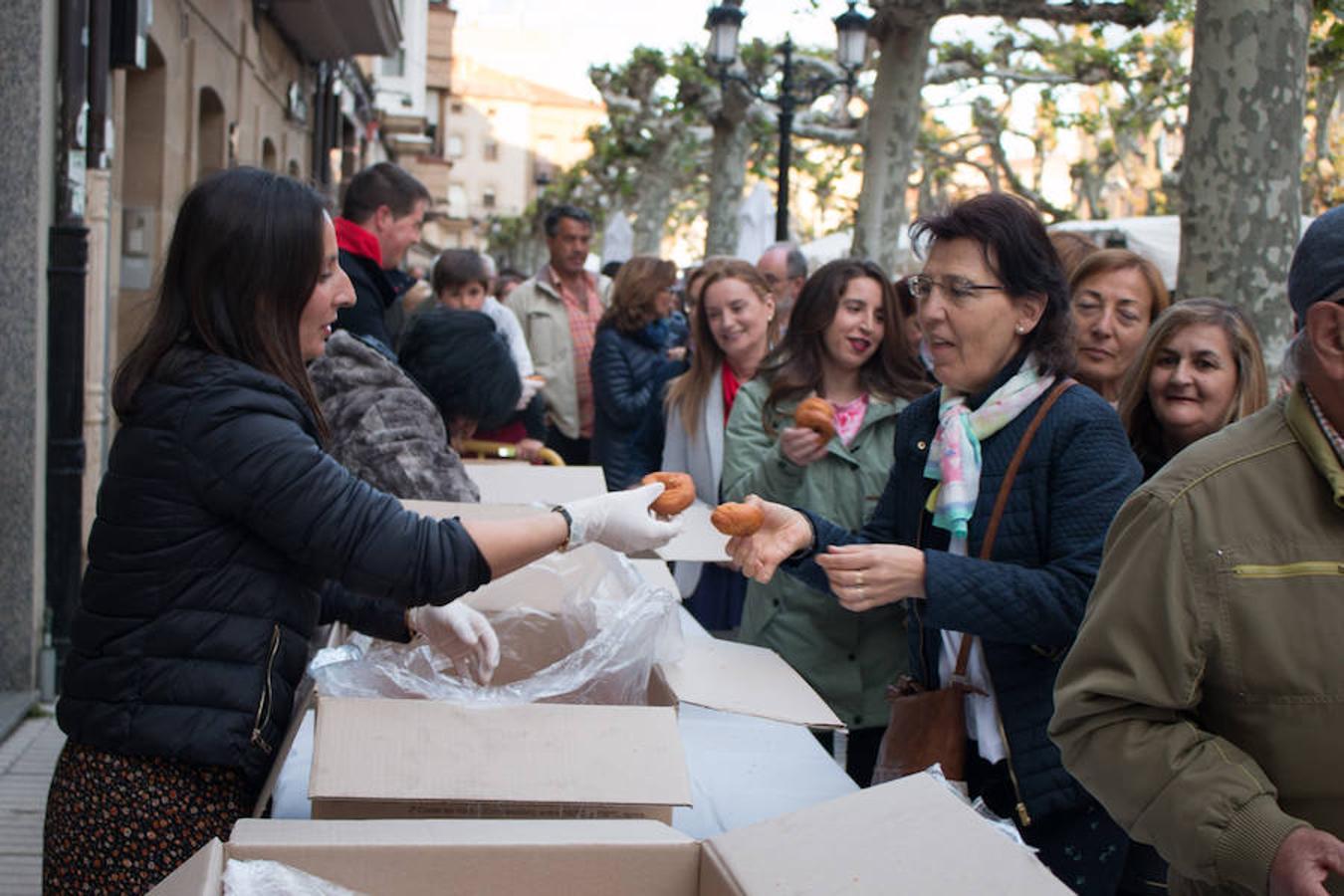 La úlltima jornada de las fiestas de Santo Domingo esuvieron marcadas por la procesión de San Isidro y por elreparto de rosquillas y moscatel a cargo del Ayuntamiento.