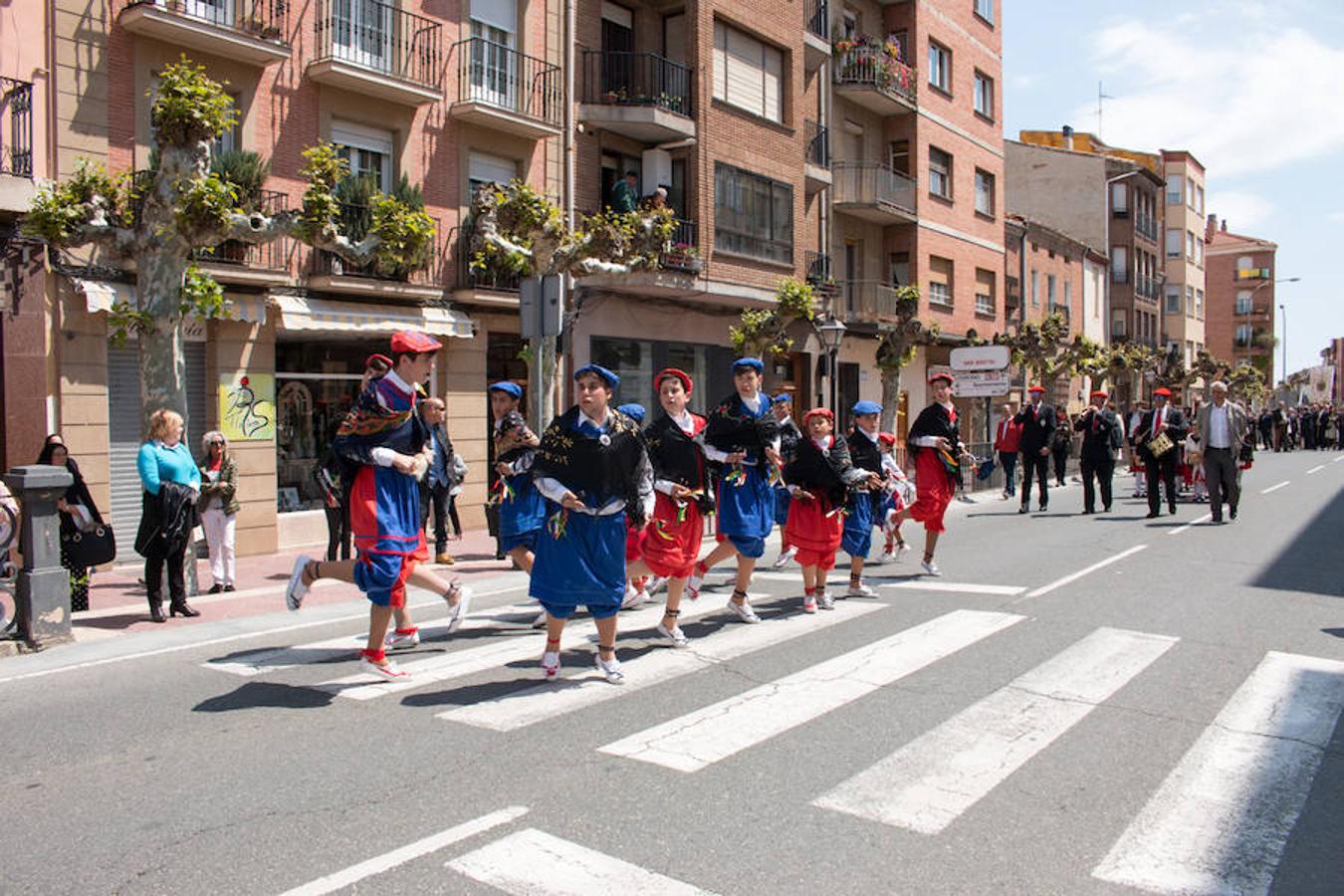 La úlltima jornada de las fiestas de Santo Domingo esuvieron marcadas por la procesión de San Isidro y por elreparto de rosquillas y moscatel a cargo del Ayuntamiento.