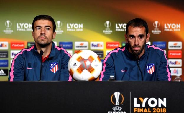 Gabi y Godín, durante la rueda de prensa previa a la final de la Europa League.