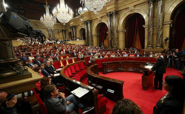Los diputados catalanes escuchan ayer el discurso del nuevo presidente Quim Torra.